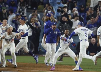 Dodgers se colocan 2-1 sobre Azulejos en la Serie Mundial tras jonrón de Freeman en el inning 18