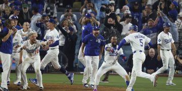 Dodgers se colocan 2-1 sobre Azulejos en la Serie Mundial tras jonrón de Freeman en el inning 18