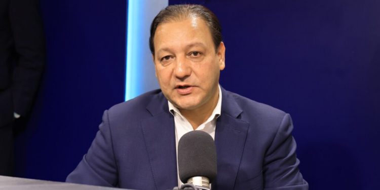 Abel Martínez busca levantar embargos en sus cuentas personales por deudas del Ayuntamiento de Santiago