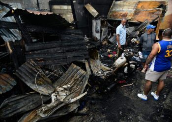 Cinco familias quedan a la intemperie tras incendio en sector de Santiago