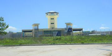 Inicia traslado de internos de La Victoria al CCR Las Parras