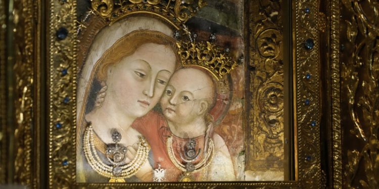 El Vaticano concluye que María no es "corredentora" tras una larga disputa teológica