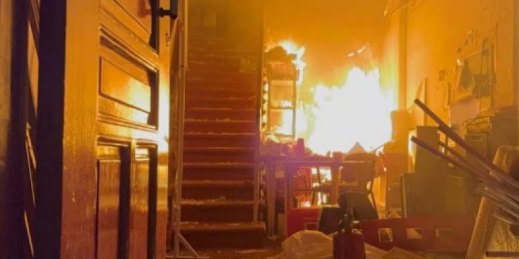 Incendian Palacio de Gobierno de Apatzingán; protestan por muerte de Carlos Manzo y Bernardo Bravo