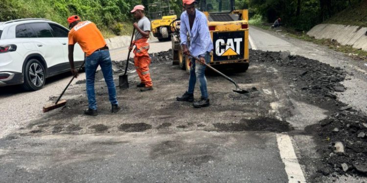 Obras Públicas reanuda bacheo de vías en GSD y el interior afectadas por el huracán Melissa