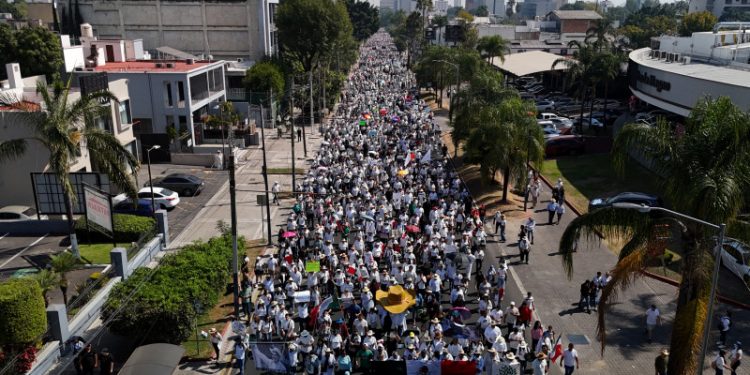 Miles de personas salen a las calles en Ciudad de México contra la violencia