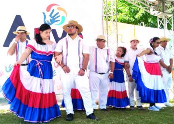 Cientos de familias apoyaron el festival de la inclusión en Santiago