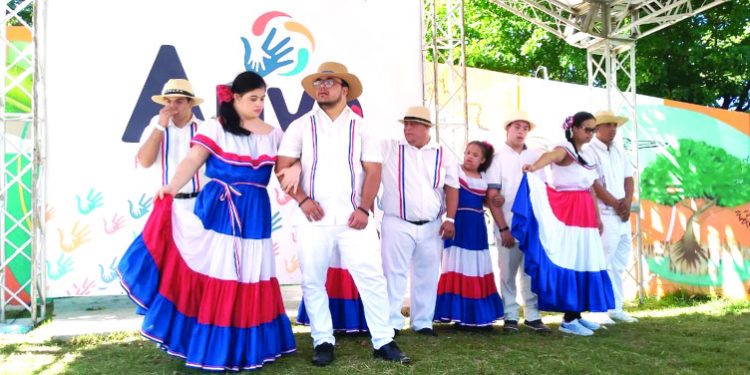Cientos de familias apoyaron el festival de la inclusión en Santiago