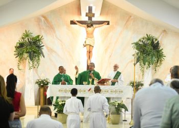 Monseñor Carlos Morel Diplán oficia primera misa en parroquia de Arroyo Hondo