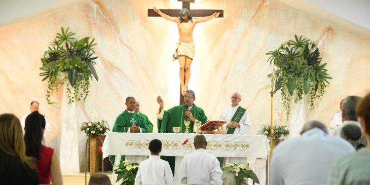 Monseñor Carlos Morel Diplán oficia primera misa en parroquia de Arroyo Hondo