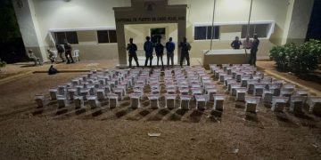 DNCD junto a la DEA interceptan lancha con 806 paquetes de cocaína y arrestan a tres dominicanos