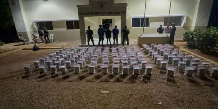 DNCD junto a la DEA interceptan lancha con 806 paquetes de cocaína y arrestan a tres dominicanos
