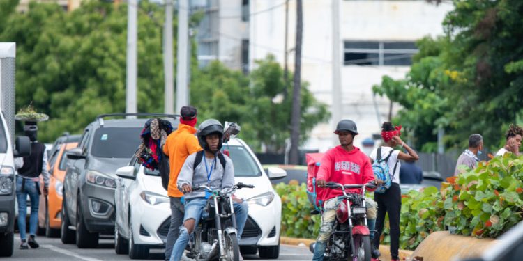 Intrant emite normativa que obliga a usar cascos de motocicletas certificados