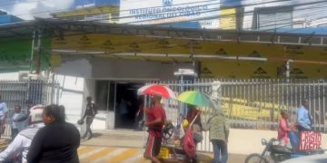 Comunitarios y familiares exigen justicia durante protesta frente al Hospital Oncológico de Santiago