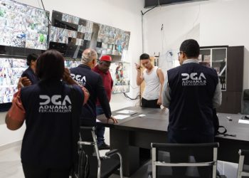 Aduanas interviene dos tiendas chinas en Azua por irregularidades en facturas de compras locales