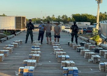 Incautan 1.5 toneladas de cocaína y apresan a tres hombres en costas del municipio de Baní