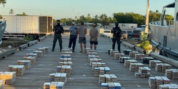 Incautan 1.5 toneladas de cocaína y apresan a tres hombres en costas del municipio de Baní