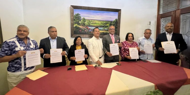 Gremios del periodismo y la comunicación de Santiago y Fundación Mundo Verde de Óptica Almanzar firman alianza para promover salud visual y educación ambiental