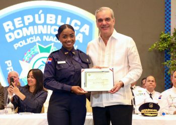 Presidente Abinader juramenta 2,421 nuevos agentes, con ello suman 6,500 policías formados en el marco de la Reforma Policial