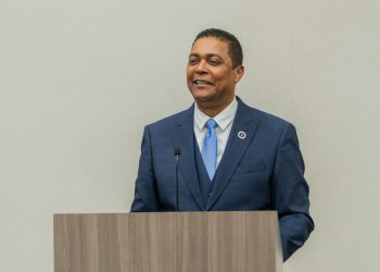 Víctor D’Aza Anuncia retiro de precandidatura presidencial por PRM