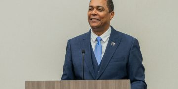 Víctor D’Aza Anuncia retiro de precandidatura presidencial por PRM