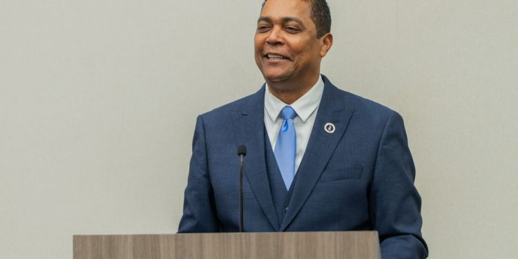 Víctor D’Aza Anuncia retiro de precandidatura presidencial por PRM