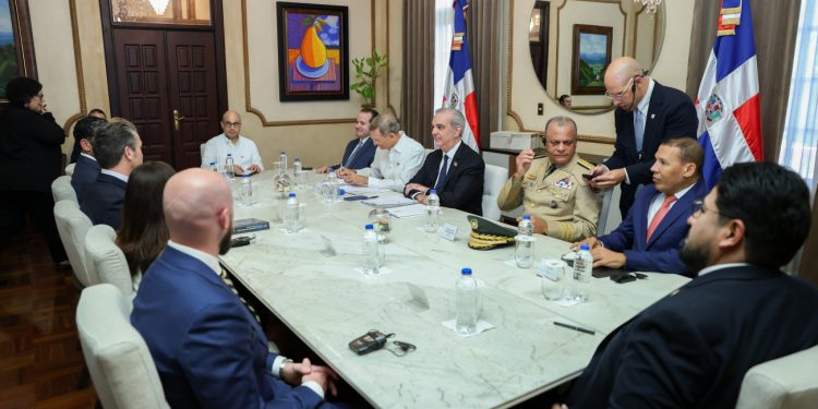 Presidente Abinader recibe al secretario de Defensa de EE. UU., Pete Hegseth en el Palacio Nacional
