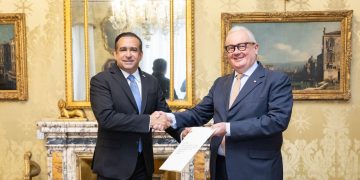 El Embajador de la República Dominicana ante la Santa Sede, Víctor Suárez Díaz, entrega las copias de Cartas Credenciales a S.E. Emb. Giampaolo Cantini, Secretario general de asuntos exteriores