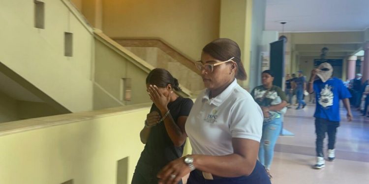 Envían a prisión a dos hombres y una mujer que asaltaban pasajeros en Santiago