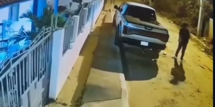 Queda captado en cámara hombre rociando gasolina a camioneta de dirigente del PRM en Montecristi