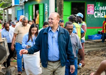 Alcalde Ulises Rodríguez supervisa trabajos de construcción de aceras y contenes en 18 calles de Los Solares de Bella Vista