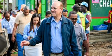 Alcalde Ulises Rodríguez supervisa trabajos de construcción de aceras y contenes en 18 calles de Los Solares de Bella Vista