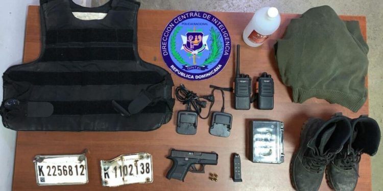 PN arresta 10 personas y ocupan arma, chalecos antibalas y equipos durante allanamientos en Navarrete