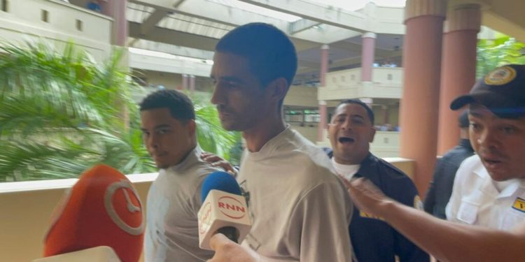 Tres meses de prisión preventiva para dos acusados de matar a mujer en Plaza Gómez Díaz, en Santiago