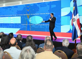 Senador Daniel Rivera destaca avances en infraestructura, educación y servicios durante rendición de cuentas 2024-2025