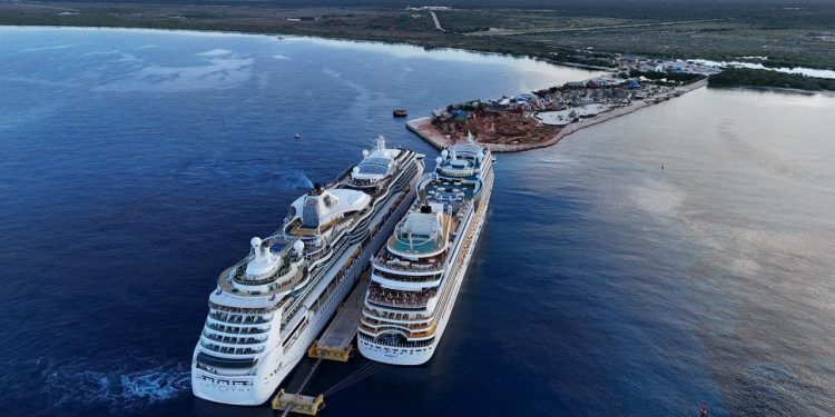 Presidente Abinader celebra llegada histórica de dos cruceros con 4,679 pasajeros a Pedernales