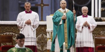 León XIV pide a los gobernantes ante miles de pobres: "No podrá haber paz sin justicia"