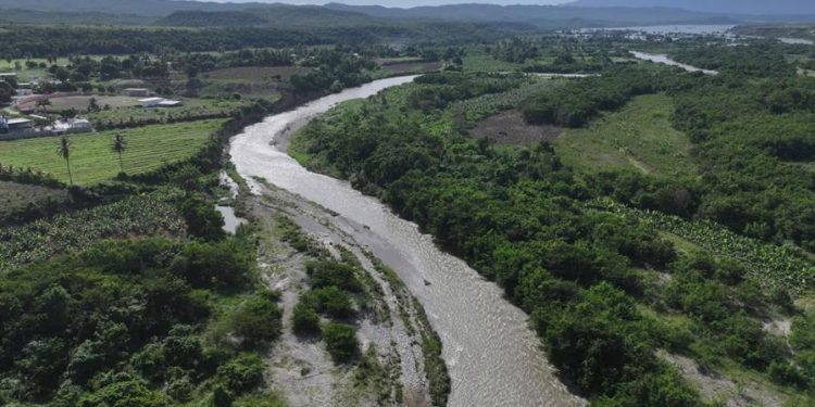 El Indrhi interviene el río Viajama para reducir riesgos de inundación en Azua