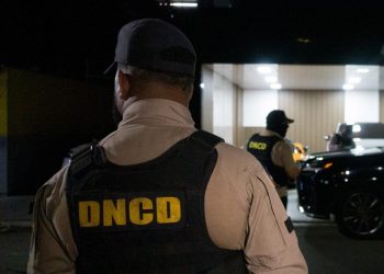 DNCD arresta en Santiago a reconocido microtraficante con drogas, armas y dinero en efectivo durante allanamiento en Puñal
