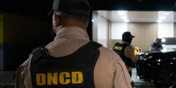 DNCD arresta en Santiago a reconocido microtraficante con drogas, armas y dinero en efectivo durante allanamiento en Puñal