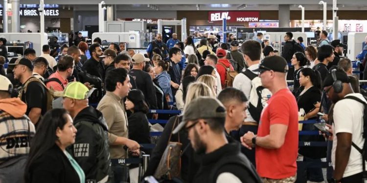Viajeros continúan sufriendo retrasos en vuelos de EE.UU.