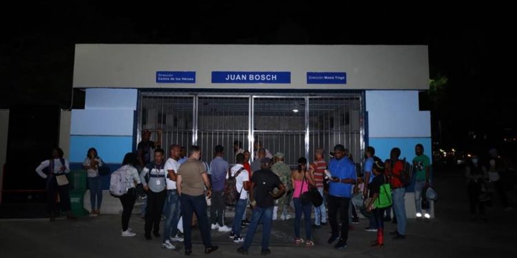 Miles sufrieron pesadilla en pleno día por blackout que afectó a RD