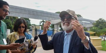 Sacan a Ángel Martínez del Palacio de Justicia de Santiago mientras reclamaba pertenencias