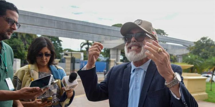 Sacan a Ángel Martínez del Palacio de Justicia de Santiago mientras reclamaba pertenencias