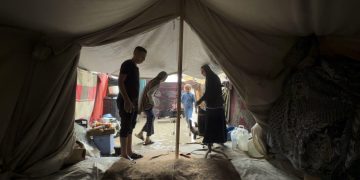 Dos muertos por las lluvias en Gaza, que inundan decenas de tiendas de desplazados