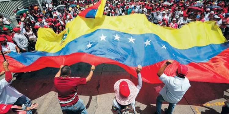 Los chavistas protestan en contra de la confiscación de petrolero por parte de EE.UU.