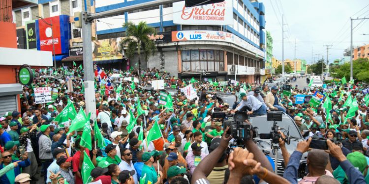 Miles marchan junto a la Fuerza del Pueblo por reclamos sociales