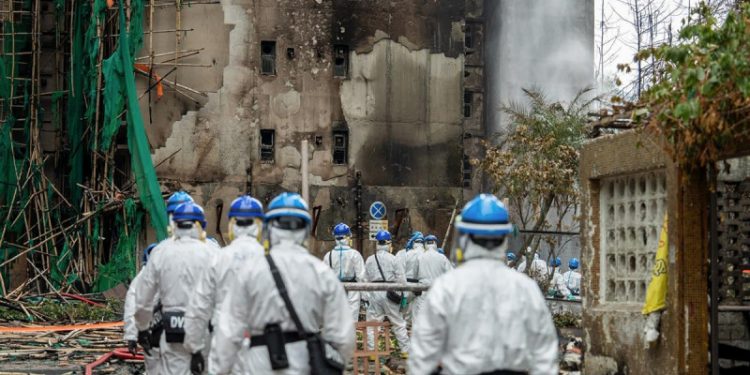 Arrestan 14 personas por incendio que dejó 151 muertos en Hong Kong