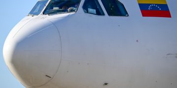 Llega a Venezuela otro avión con 172 migrantes desde EEUU en pleno aislamiento aéreo