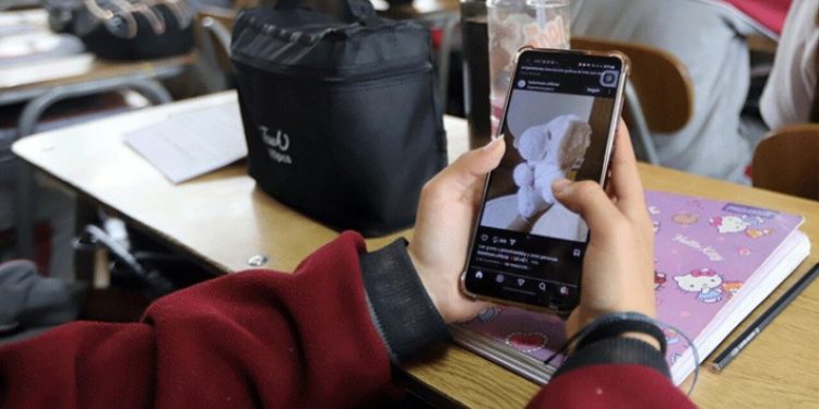 Chile prohíbe el uso de celulares en colegios a partir de 2026