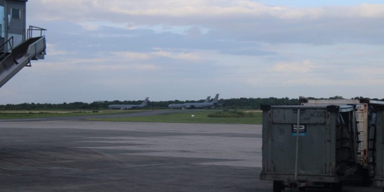 Las tropas militares de EE. UU. instalan un compamento en el AILA